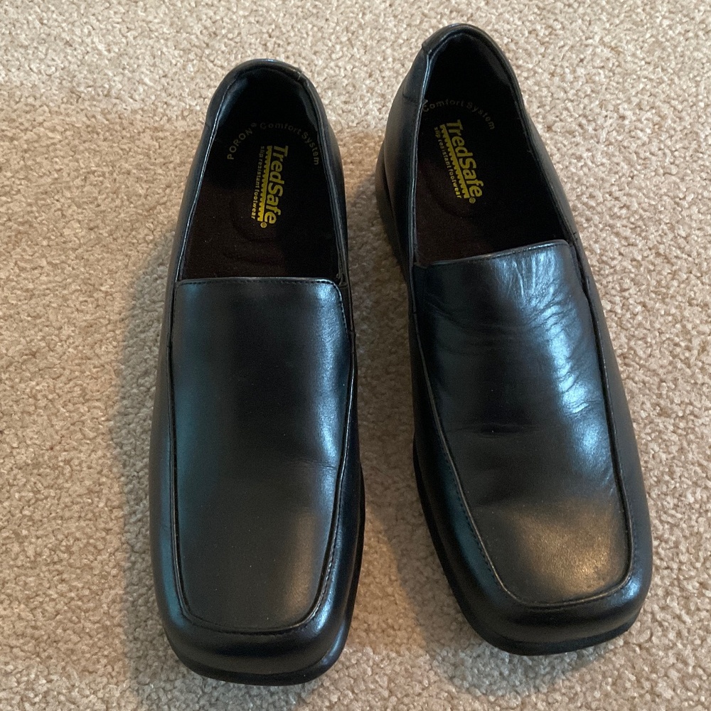 size 7, tred safe shoes, non slip bottoms - Picture 7 of 8